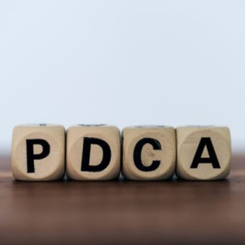 <span style='font-size:32px;font-weight:bold;'>Cykl PDCA – 4 kroki do doskonałości</span> <p><p style='color:#7A7A7A;font-style:italic;font-size:18px;'>Nie odkrywaj koła na nowo</p></p>